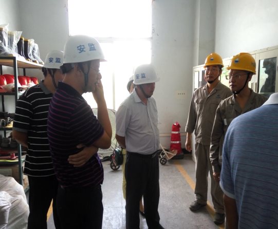 涪陵區(qū)迎接十九大安全穩(wěn)定工作專項(xiàng)督查組第一組副組長、區(qū)委督查室主任周銀奎帶隊(duì)對我司為迎接十九大安全穩(wěn)定工作開展情況2.jpg
