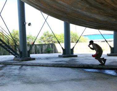 4球罐底部根部閥后盲板法蘭大量泄漏,檢修人員戴便攜式過濾器迅速撤離檢修現場 (2).jpg